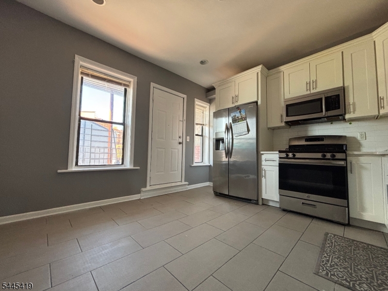 276 Morris Ave 2 Property Photo 3