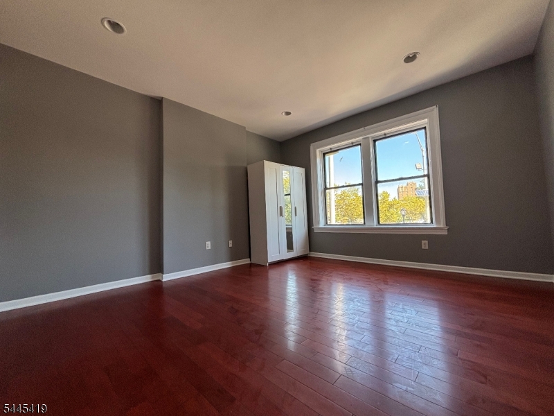 276 Morris Ave 2 Property Photo 4