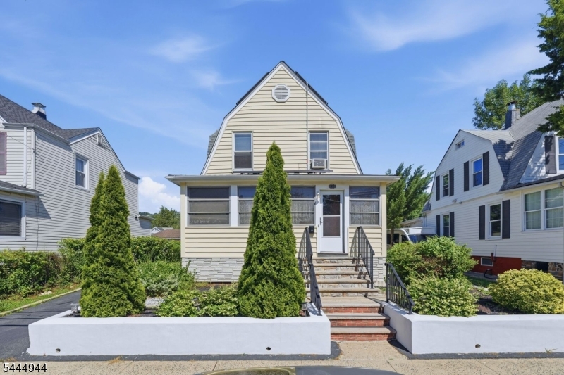 40 Dupont Street Property Photo 1