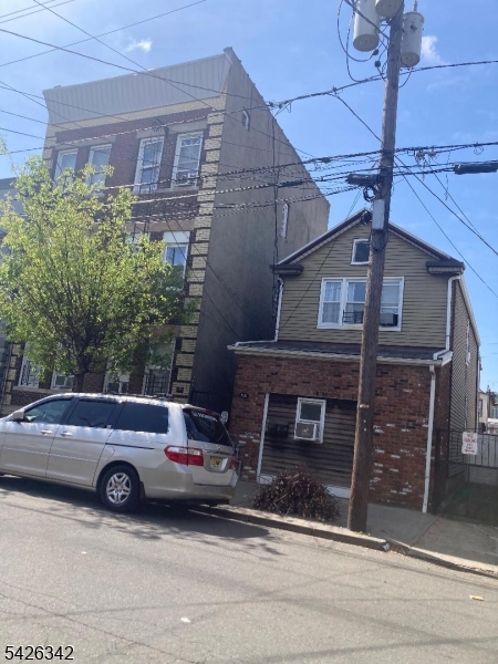 131 Delancy St Property Photo 2