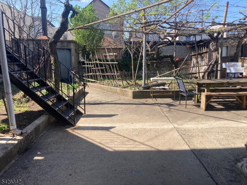 131 Delancy St Property Photo 3