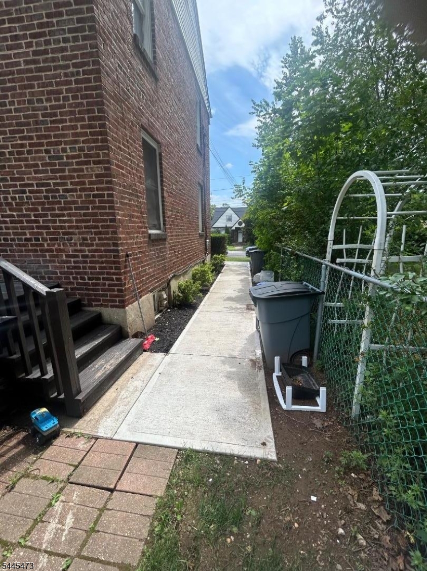 241 N 3rd Ave Property Photo 5