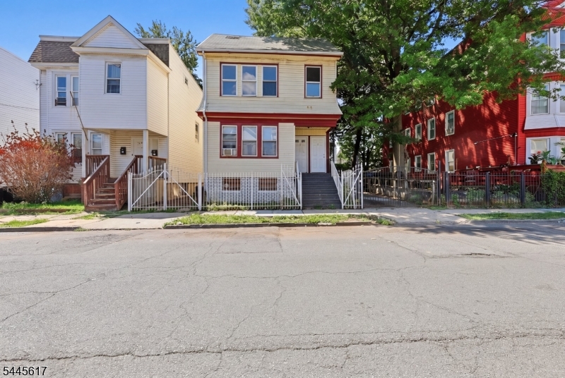 191 21st St Property Photo 1