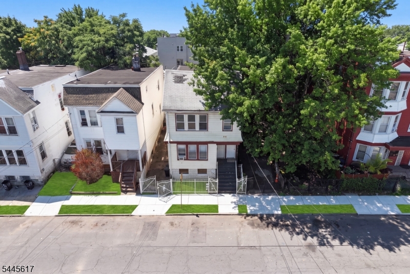 191 21st St Property Photo 2