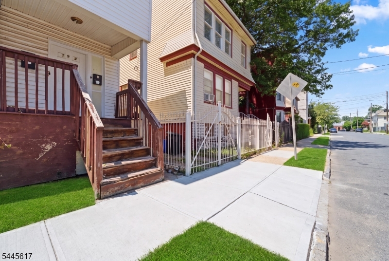 191 21st St Property Photo 3