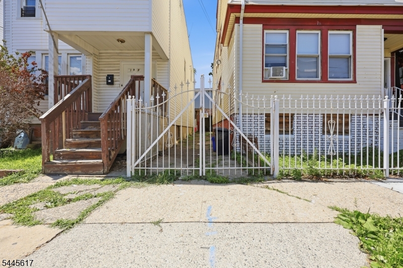 191 21st St Property Photo 4