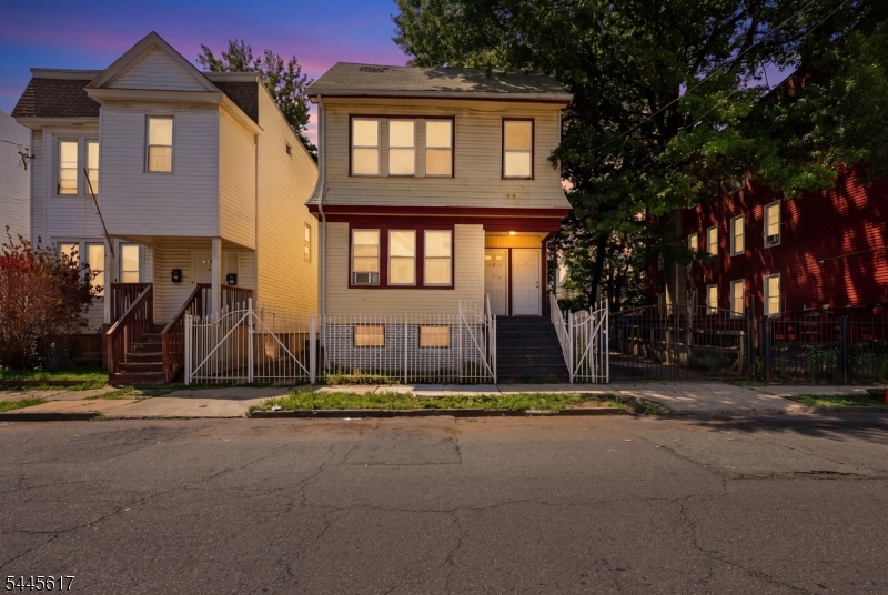 191 21st St Property Photo 5