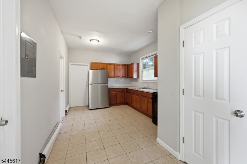 191 21st St Property Photo 6
