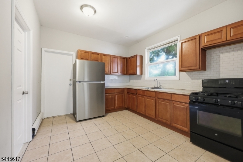191 21st St Property Photo 7