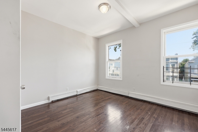 191 21st St Property Photo 9