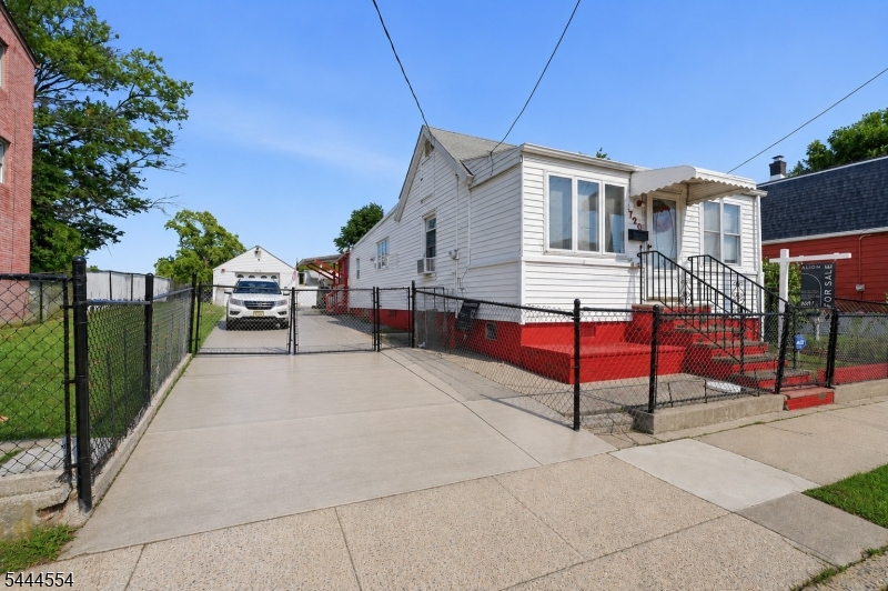 720 Mary St Property Photo 1
