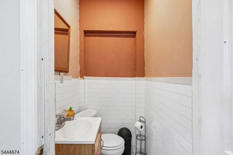 711 Degraw Ave Property Photo 10
