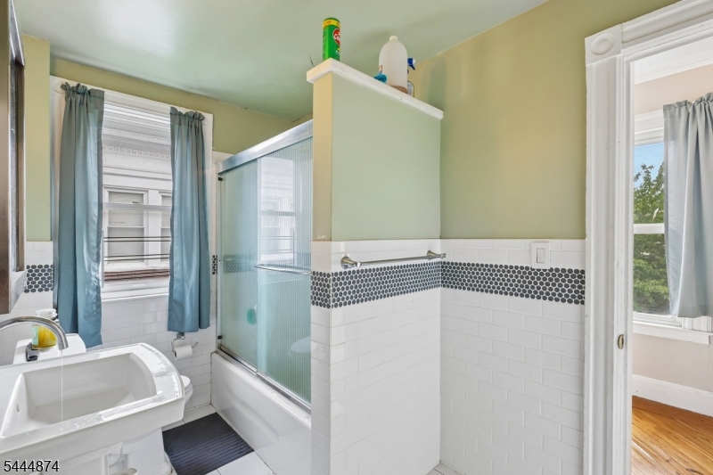 711 Degraw Ave Property Photo 14