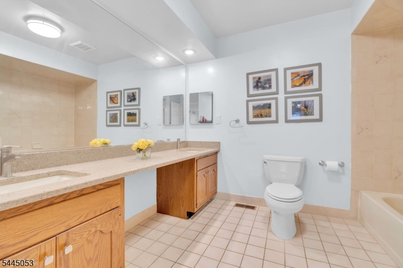 66 Bond St Property Photo 35