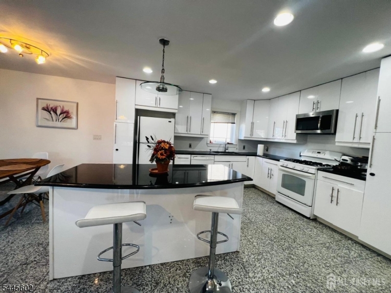 63 Jefferson Blvd Property Photo 2