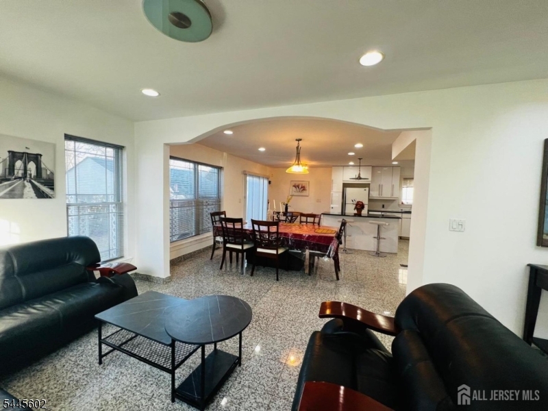 63 Jefferson Blvd Property Photo 3
