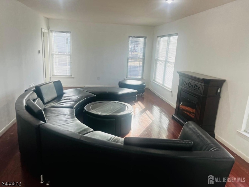 63 Jefferson Blvd Property Photo 4
