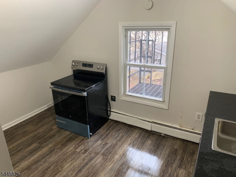233 Pine St Property Photo 4