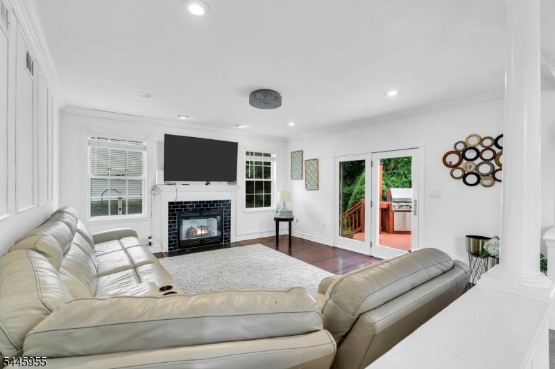 54 Winding Brook Dr Property Photo 12