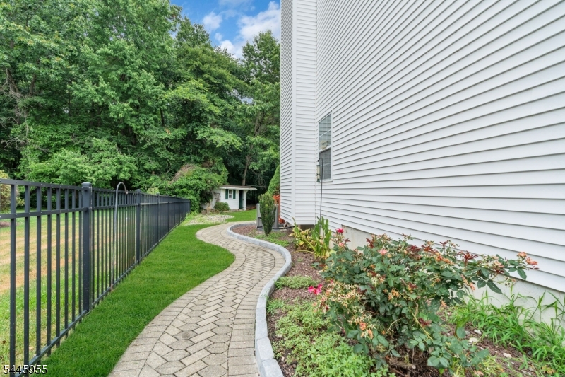 54 Winding Brook Dr Property Photo 42