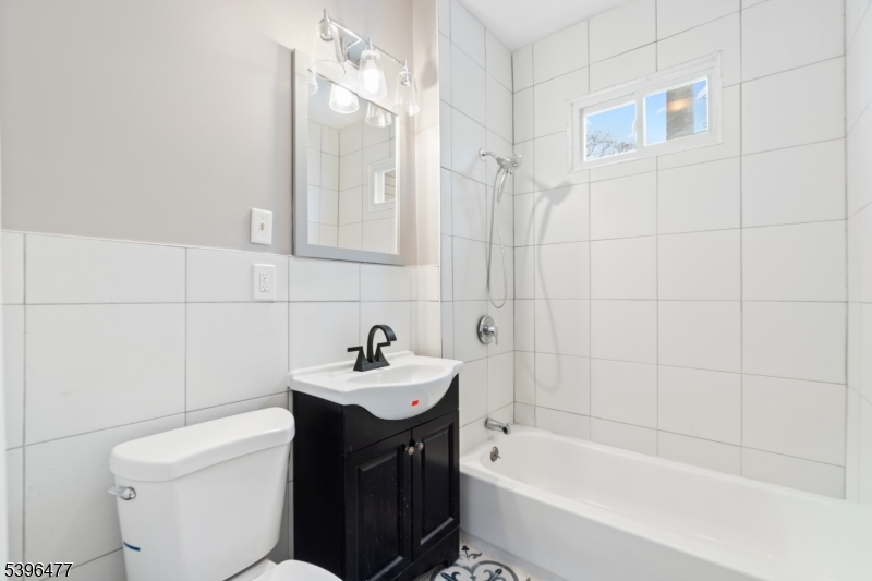 337 Leslie St Property Photo 6