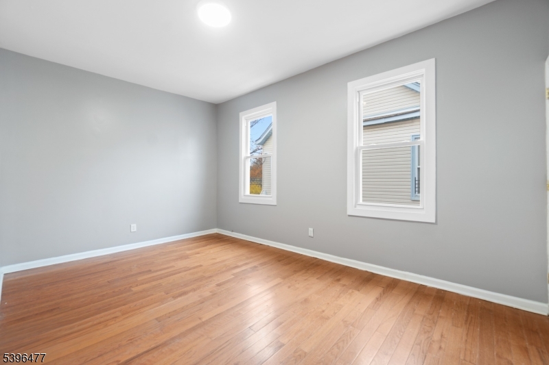337 Leslie St Property Photo 10