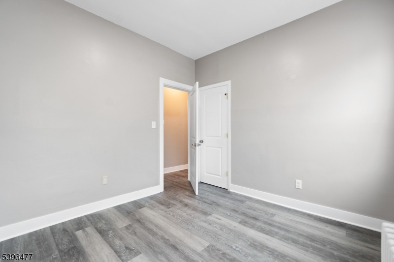337 Leslie St Property Photo 12