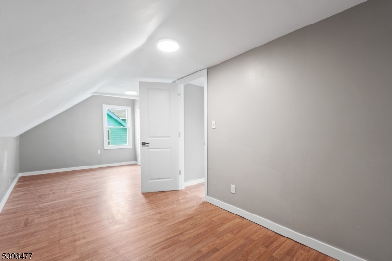 337 Leslie St Property Photo 16
