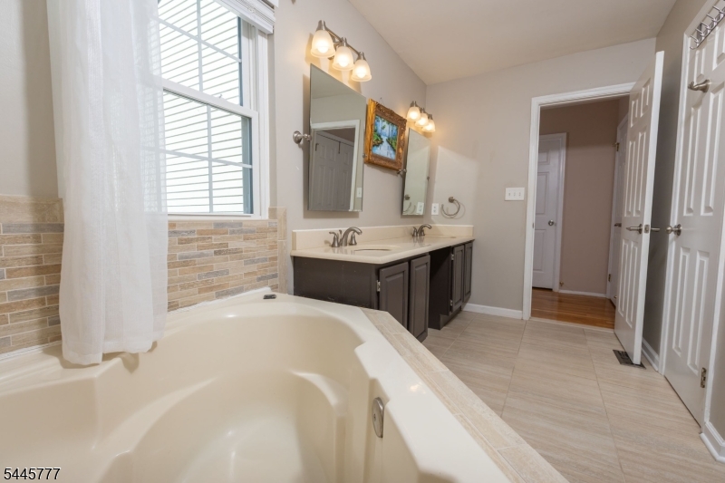 103 Porter Way East Property Photo 21