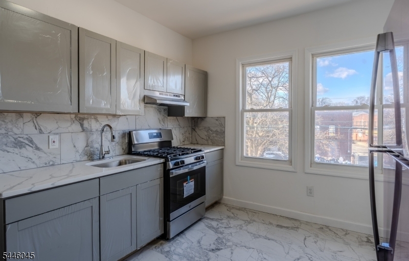 86 Abinger Pl 2R Property Photo 1