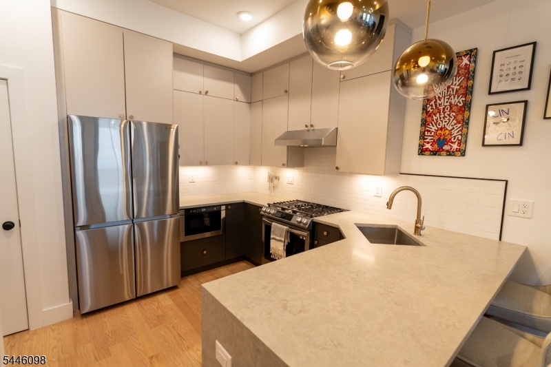 20 Westervelt Pl 2F Property Photo 1