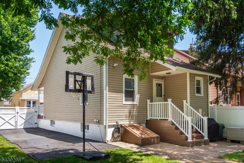 289 Paterson Avenue Property Photo 17