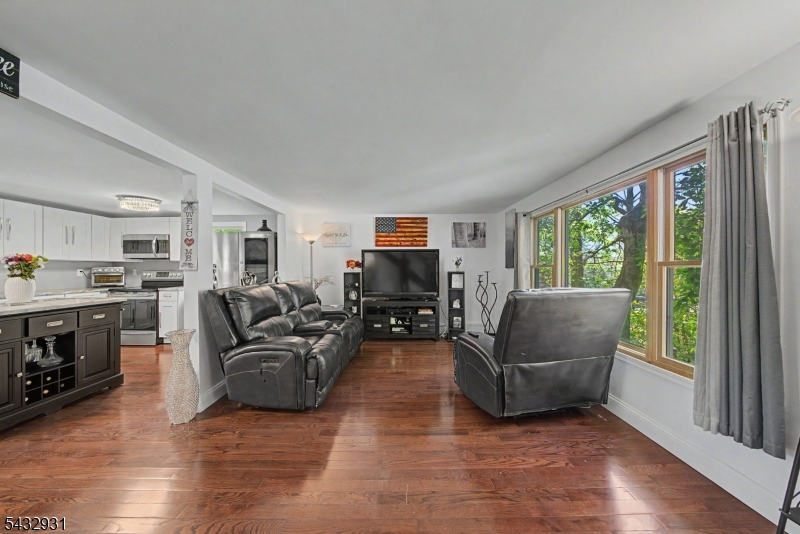 10 S Parkway Property Photo 6