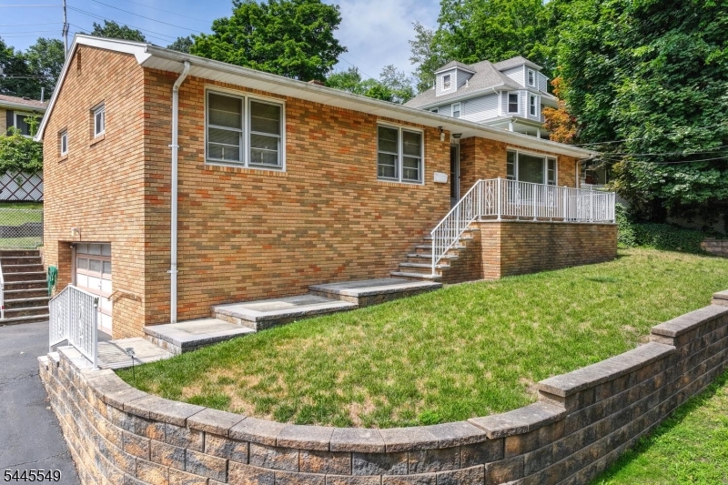 176 Pompton Rd Property Photo 2