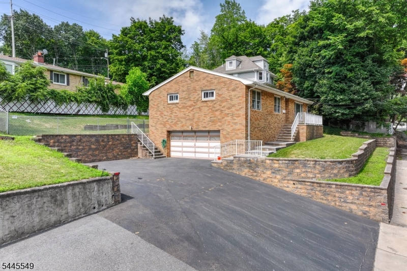 176 Pompton Rd Property Photo 3