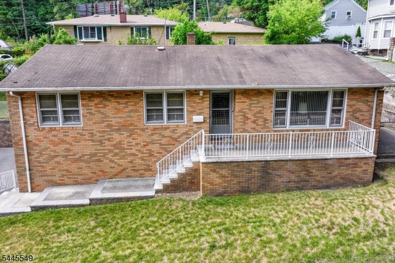 176 Pompton Rd Property Photo 4