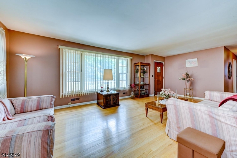 176 Pompton Rd Property Photo 10