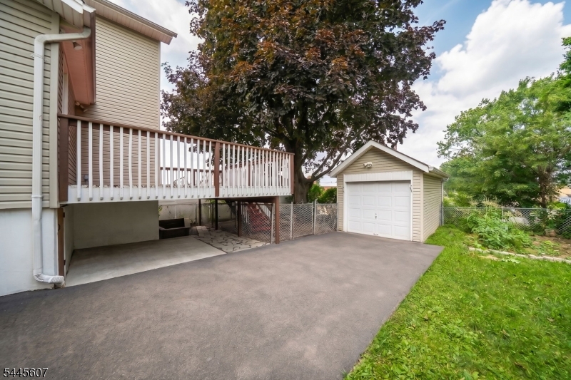 1046 Falls Ter Property Photo 27