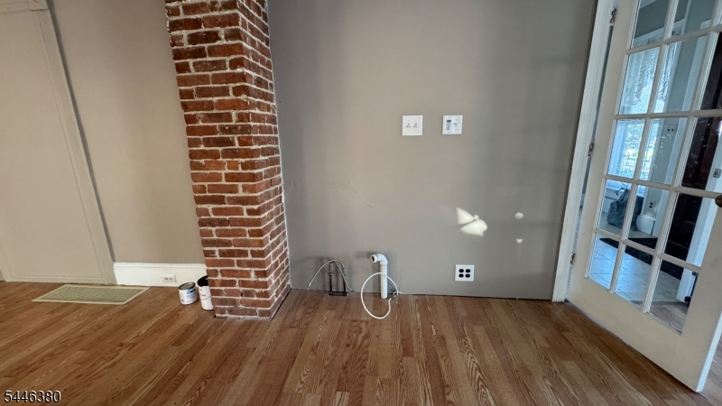208 Main St Property Photo 6