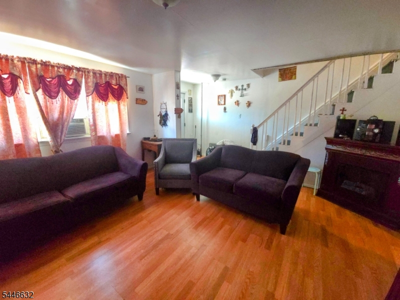 16 Crittenden St Property Photo 3