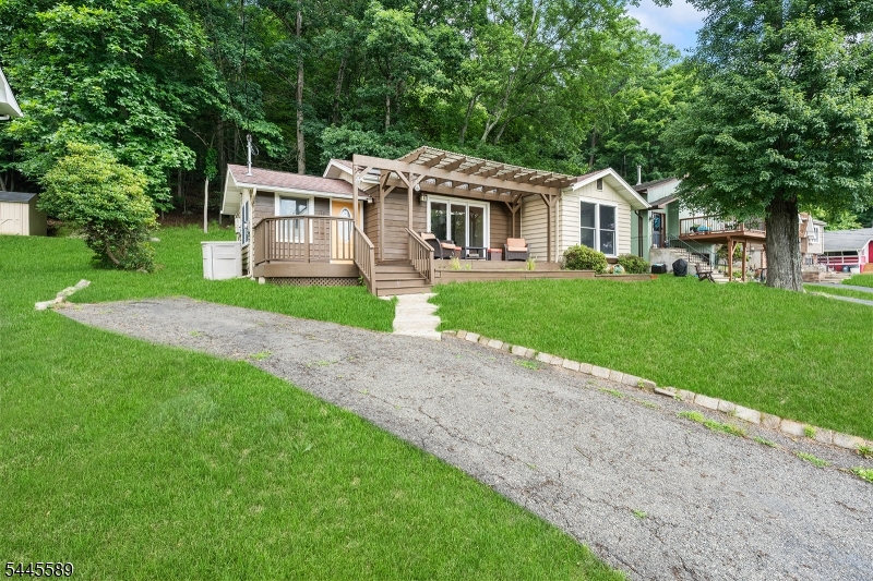 112 Seneca Lake Rd Property Photo 1