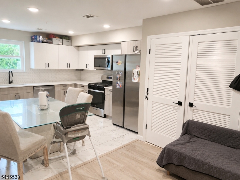 52 Holland St Property Photo 2