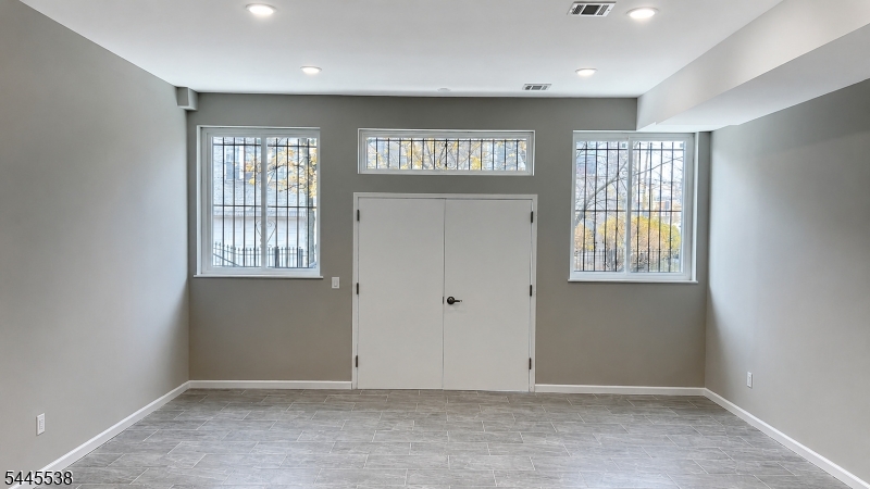 52 Holland St Property Photo 11