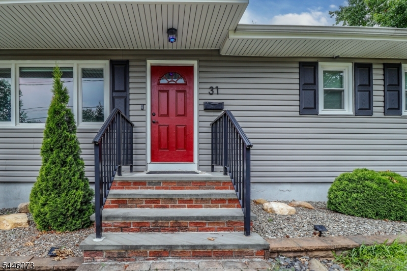 31 Woodview Ave Property Photo 2