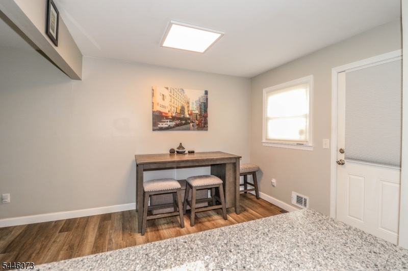 31 Woodview Ave Property Photo 8