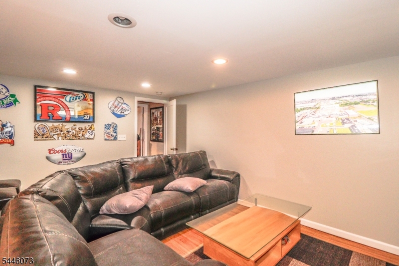 31 Woodview Ave Property Photo 19