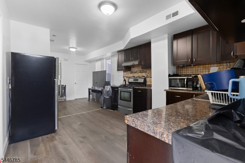 171 Temple St Property Photo 10