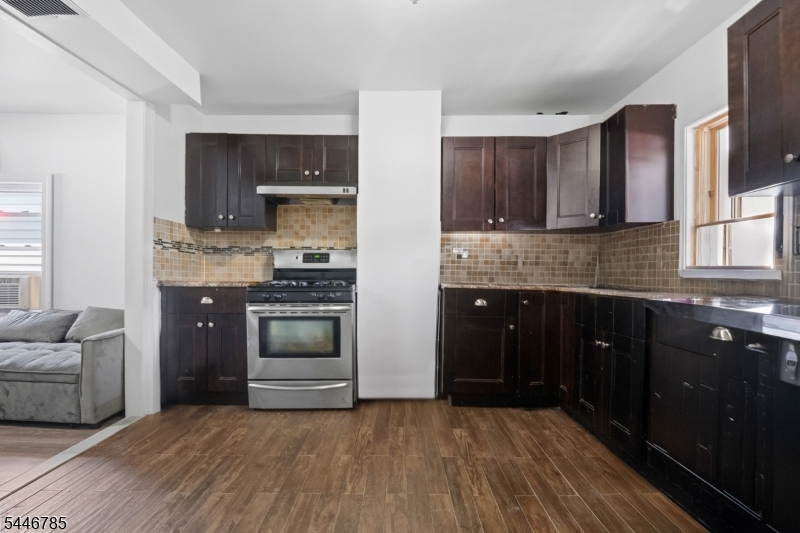 171 Temple St Property Photo 22