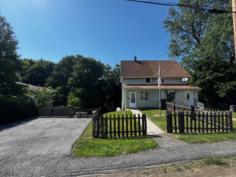 25 Sterling St Property Photo 1