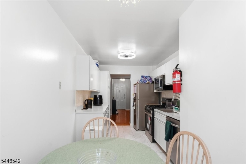 19 Lyons Ave 207 Property Photo 12